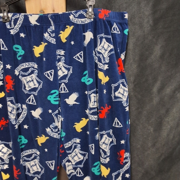 Cozy Harry Potter sleepwear. Features a magical design. Perfect for fans. - Picture 6 of 7